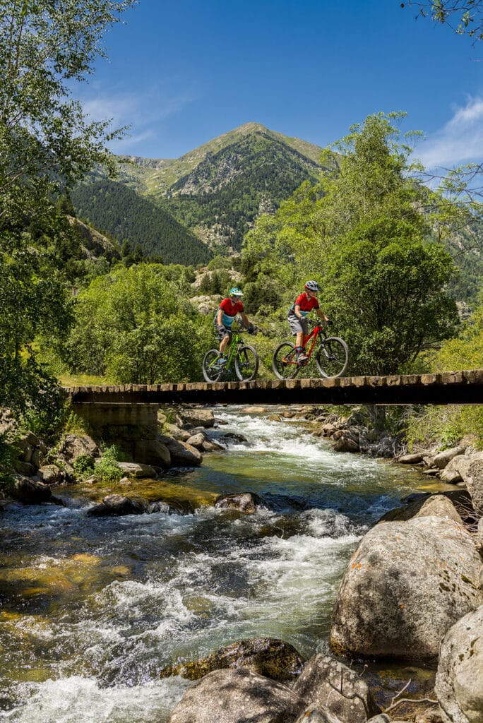 Riu amb un pont de fusta