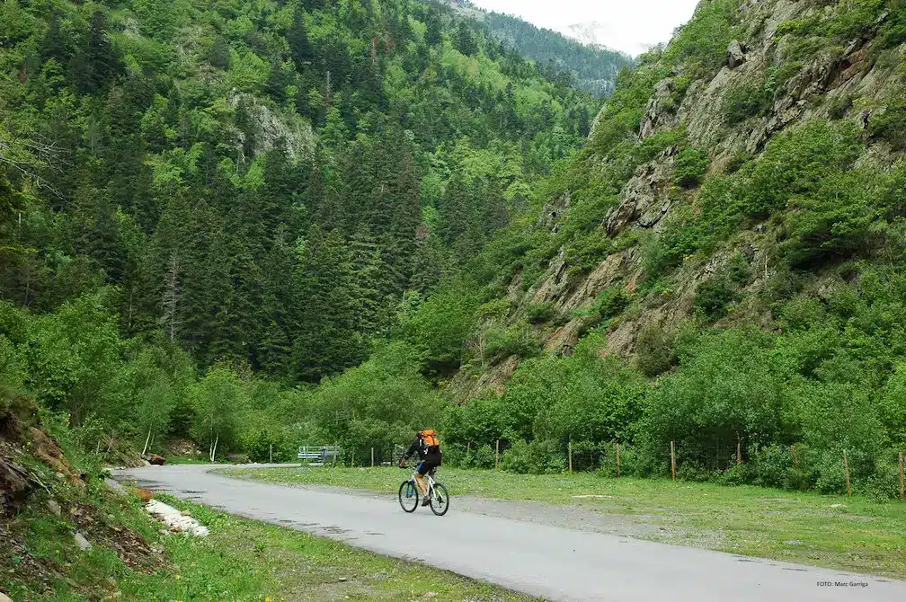Ciclista entre muntanyes