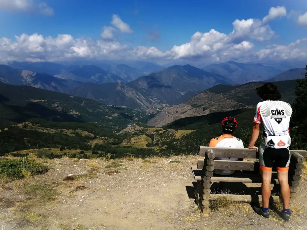 Ciclistes en un mirador