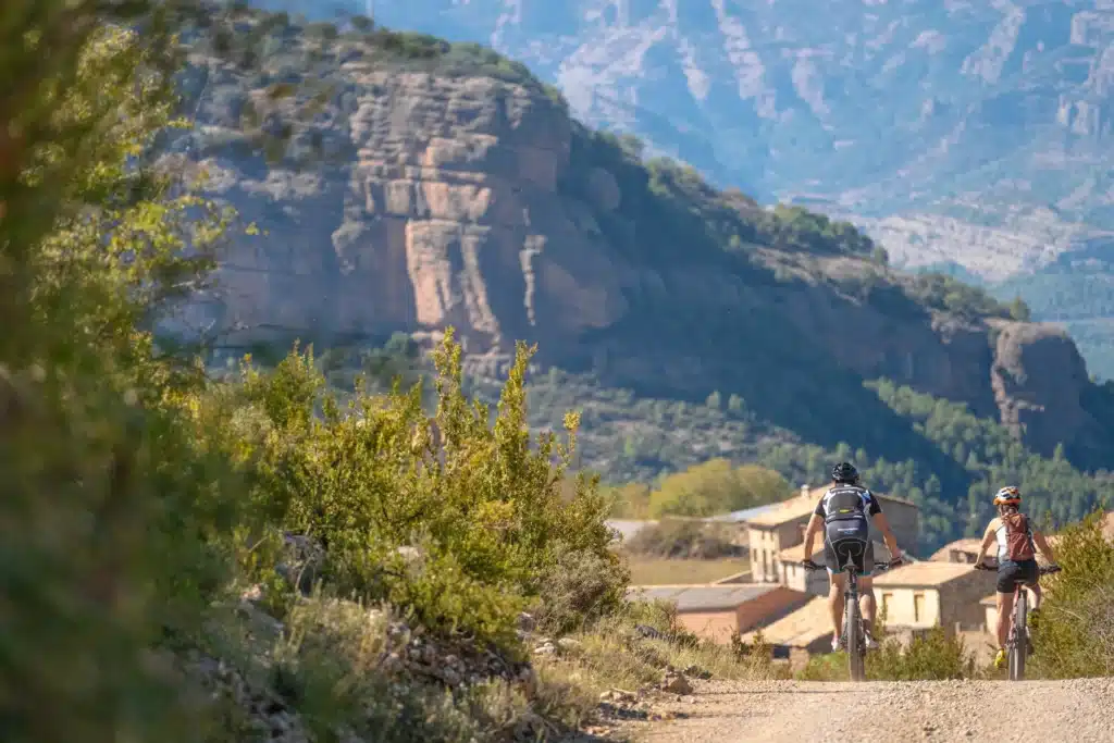 Ciclistes en un camí de terra