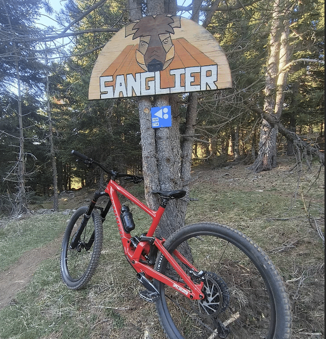 Bicicleta de muntanya en un cartell de fusta