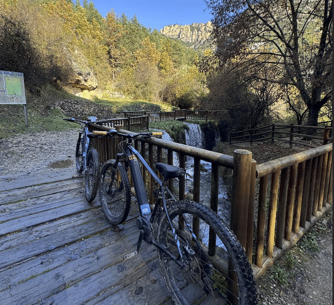 Bicicletes en un pont de fusta