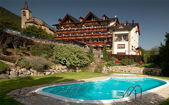 Piscina i edifici de l'hotel