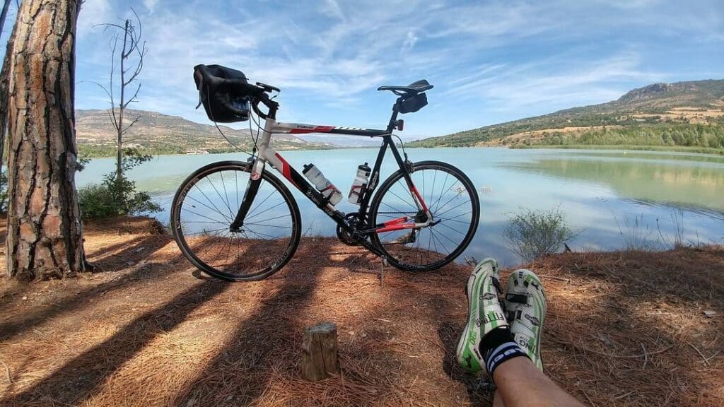 Bicicleta de carretera davant d'un llac