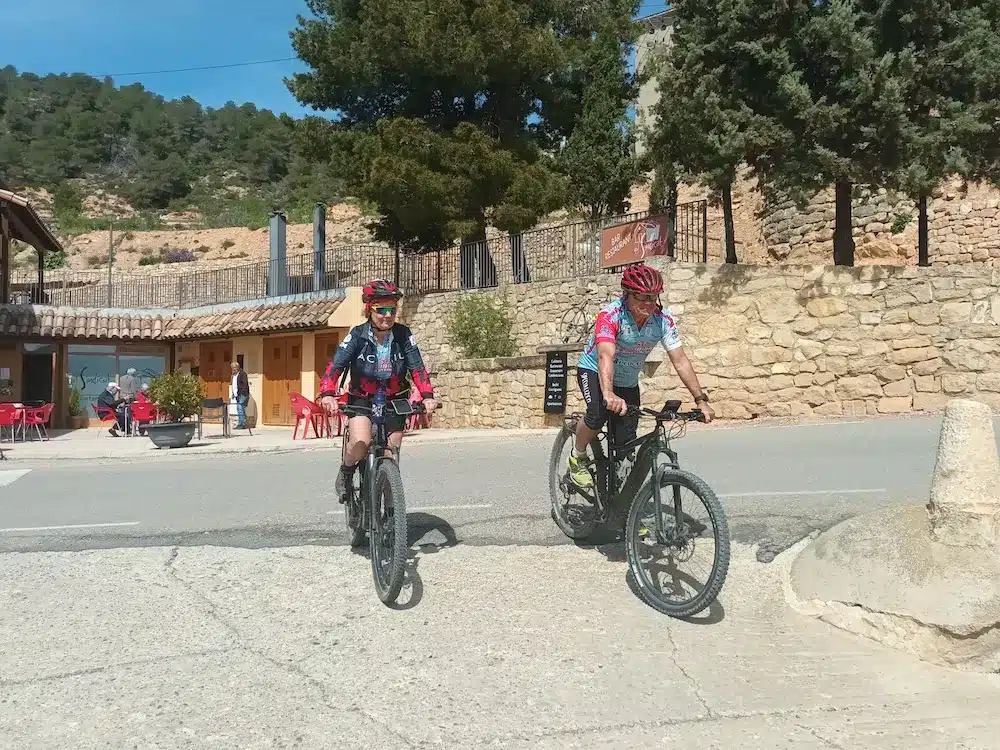 Ciclistes en una carretera