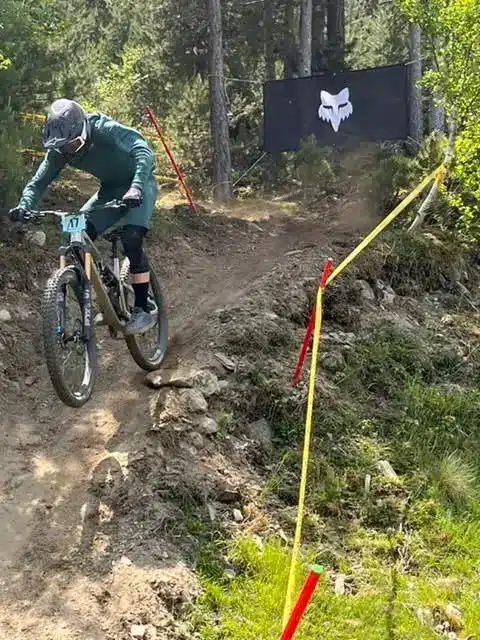 Ciclista en un corriol de baixada