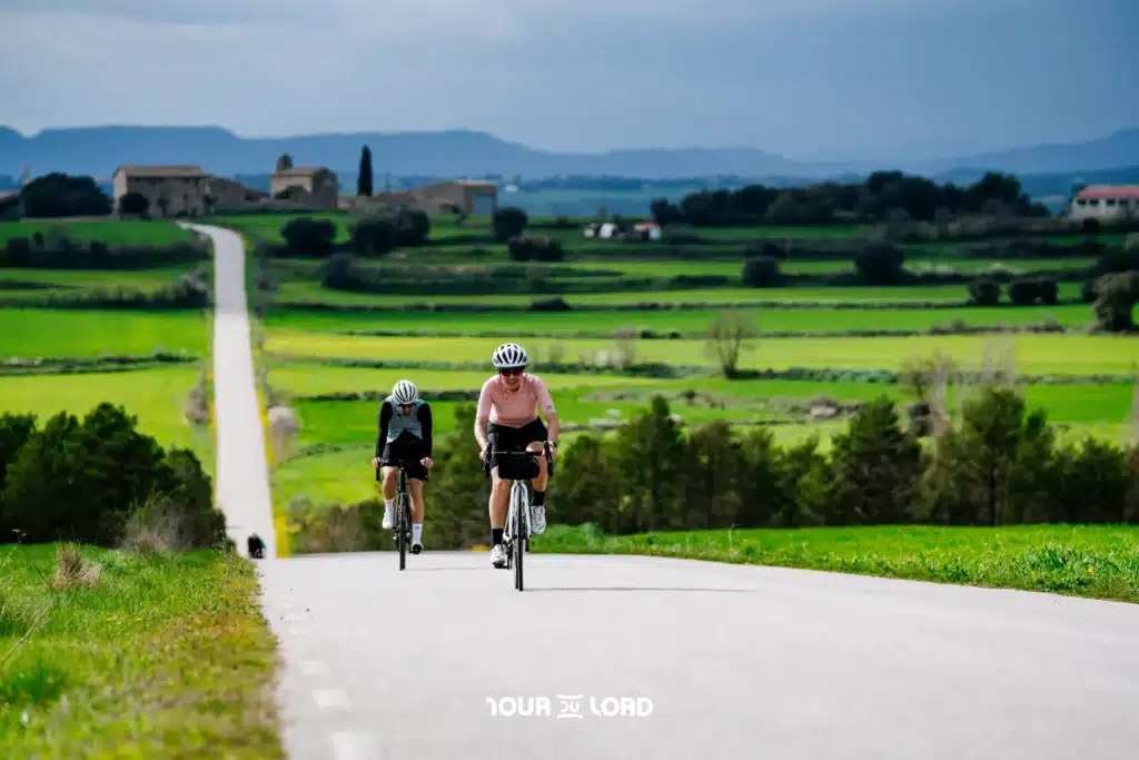 Ciclistes en una carretera